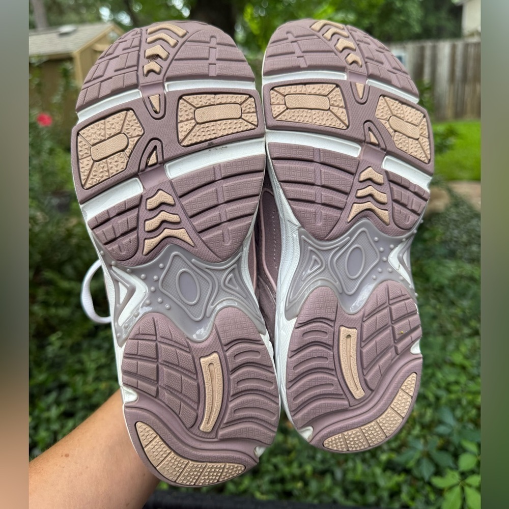 Like New! Vionic Walker Classic Walking Shoes Mau… - image 7